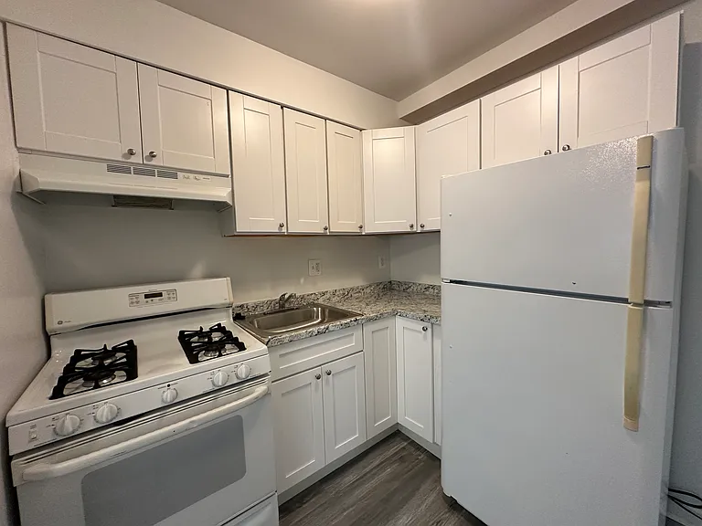 706 Brandywine St SE #102 — Photo 3