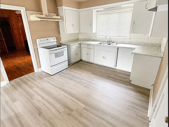 2nd image of 2435 Beech St