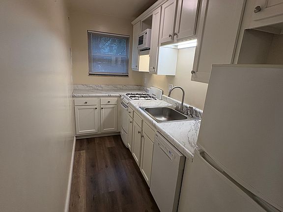 4th image of 3081 Indianola Ave #F