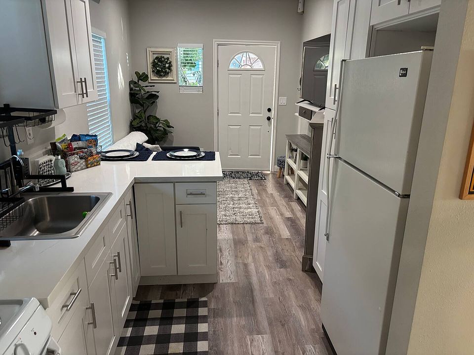 Full size fridge, electric stove/oven, microwave, filtered water, garbage disposal, lot's of cabinet space