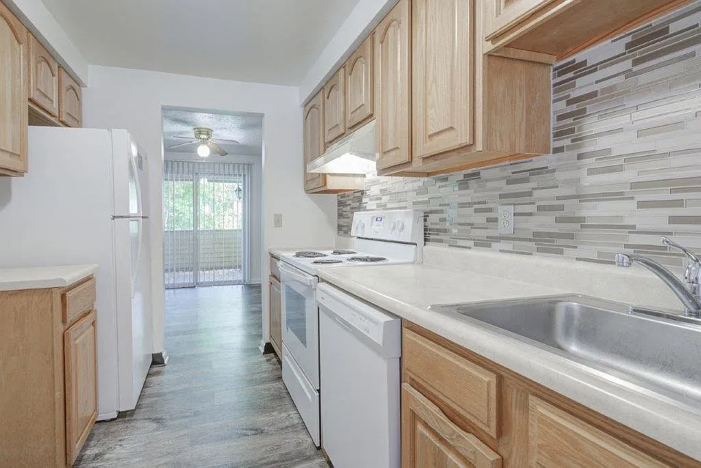 Riverton Knolls Apartment and Townhomes — Photo 1