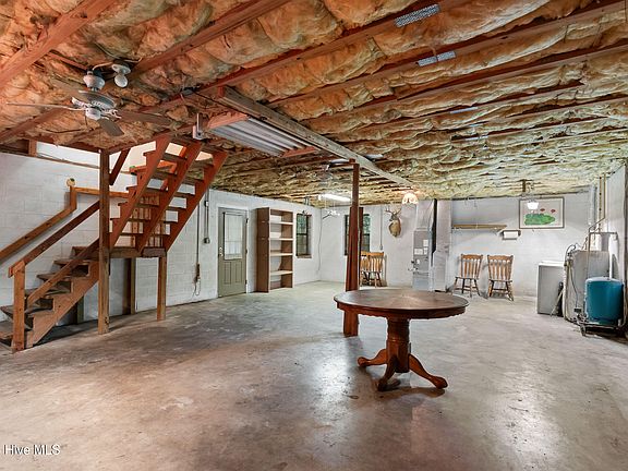 27th image of 186 Amandas Way