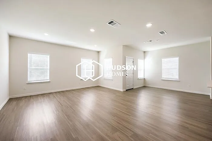 4 bed, 2.5 bath, 2189 sqft, $2,325 — Photo 3