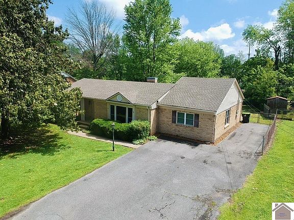 3rd image of 102 Lincoln Dr