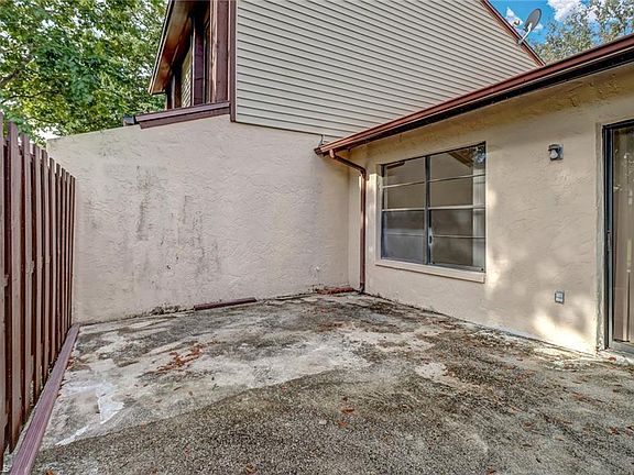 3rd image of 619 SE 12th Ave APT 114