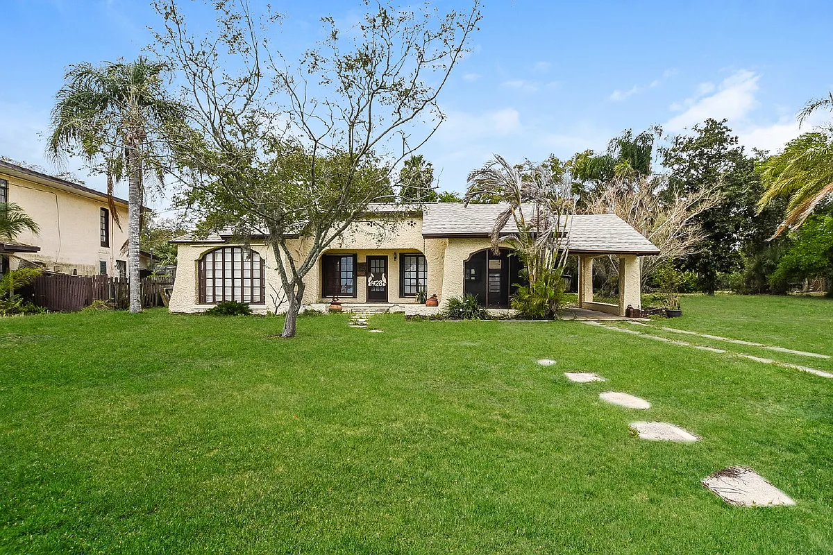 Building Photo - 1428 Riverside Dr