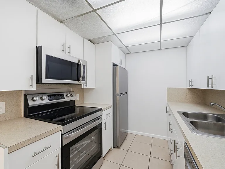 2401 Antigua Cir #J3 — Photo 1