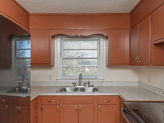 5th image of 2201 E Florida St