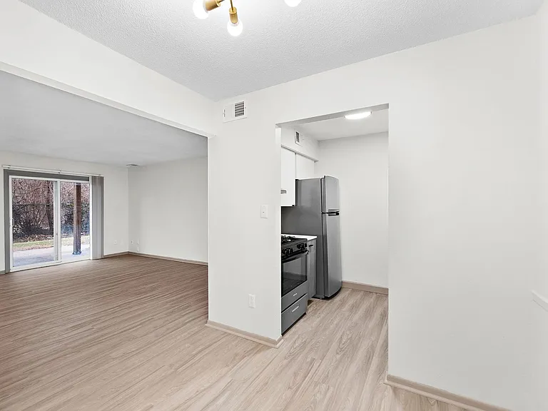 Oval Spring Apartments — Photo 14