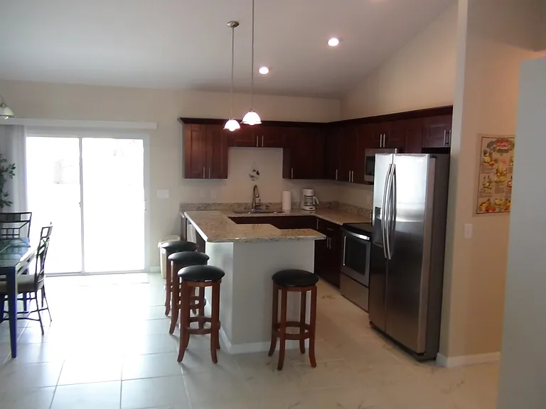 605 Clarendon St — Photo 6