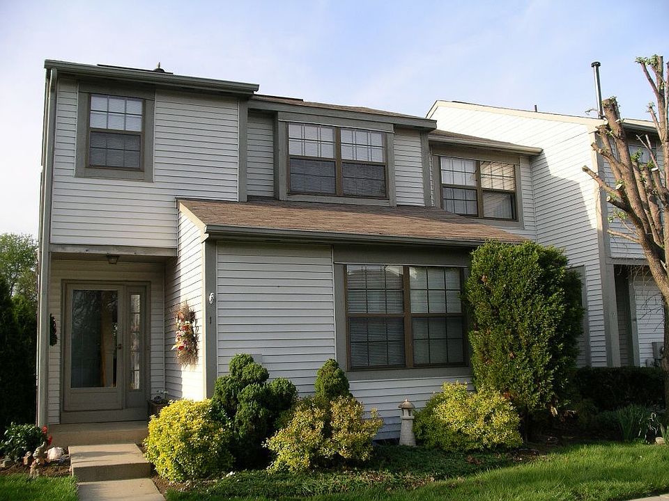 END UNIT with beautifully landscaped entrance!