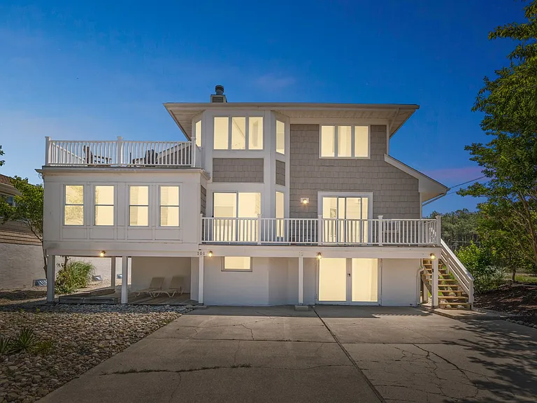 101 W Cape Shores Dr — Photo 2