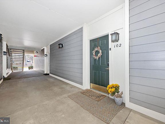 3rd image of 125 Timberbrook Ln APT 102