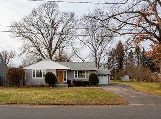 18 Pickering St, Chicopee, MA 01013