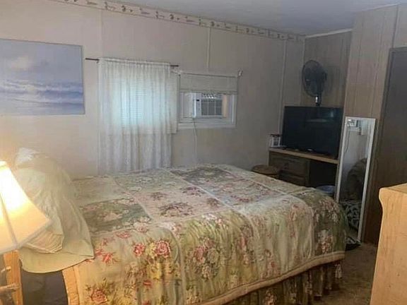 Master bedroom queen bed 