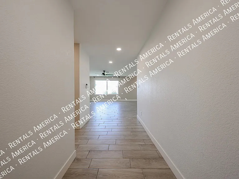 2902 W Straford Dr — Photo 6