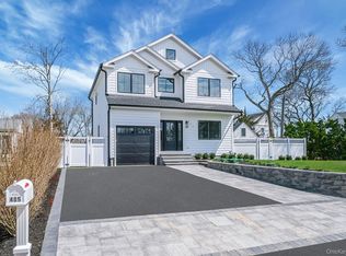 405 S Oakwood Drive, Laurel, NY 11948