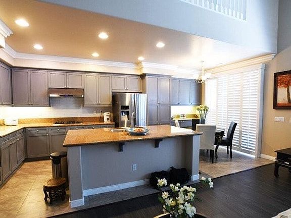 Kitchen-furniture is not included