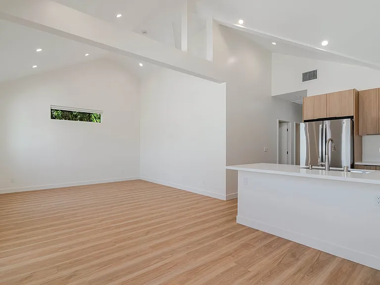 7570 Chaminade Ave — Photo 5