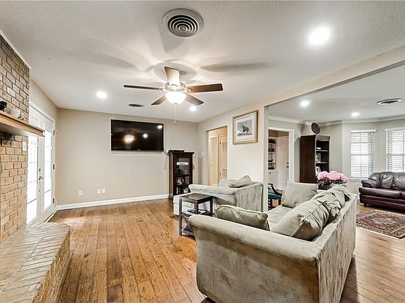 4th image of 220 Priddy Ln