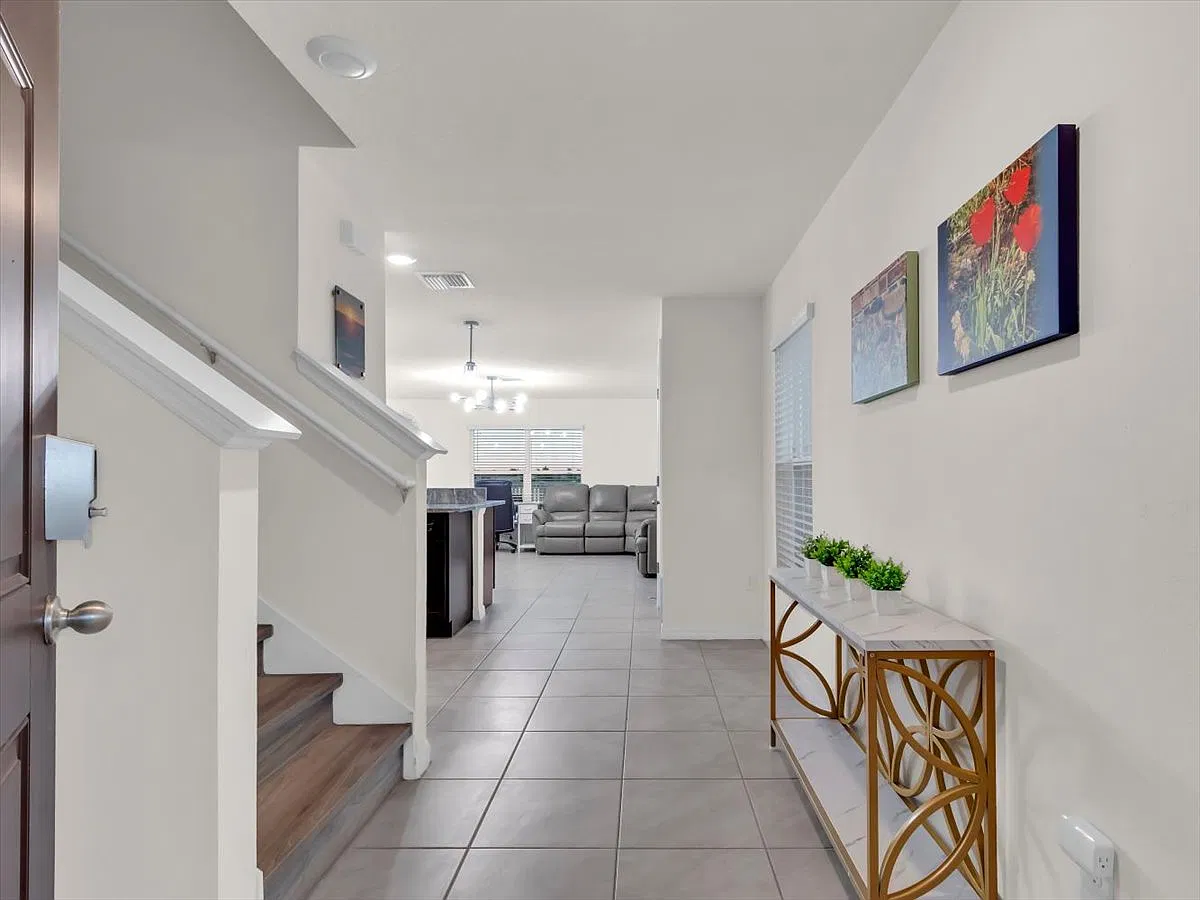4 bed, 2.5 bath, 2328 sqft, $3,000 — Photo 3