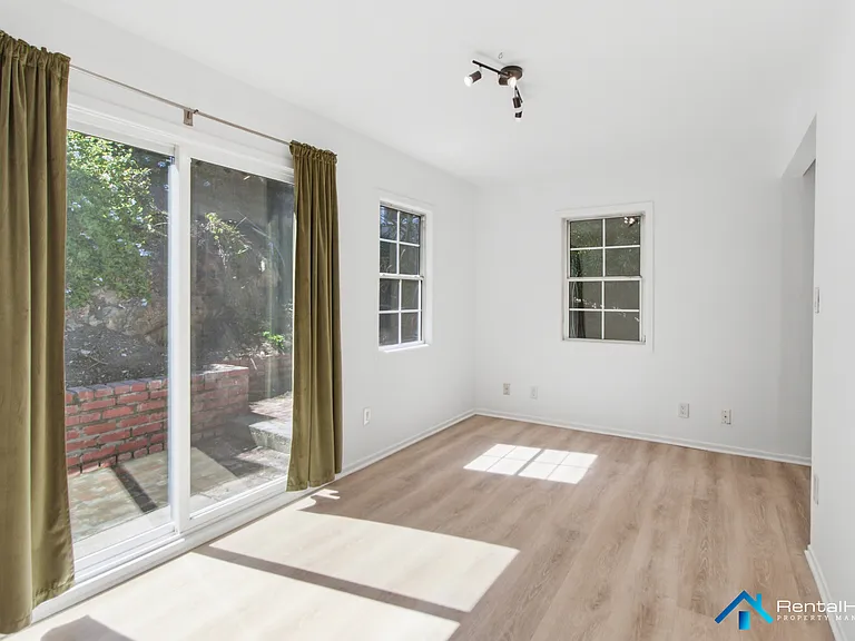 2433 Hines Dr — Photo 10