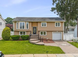 150 N Hawthorne St, Massapequa, NY 11758