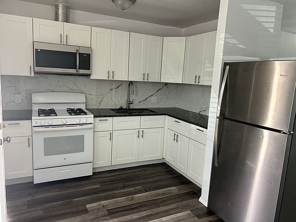 4th image of 2266 W Oak St