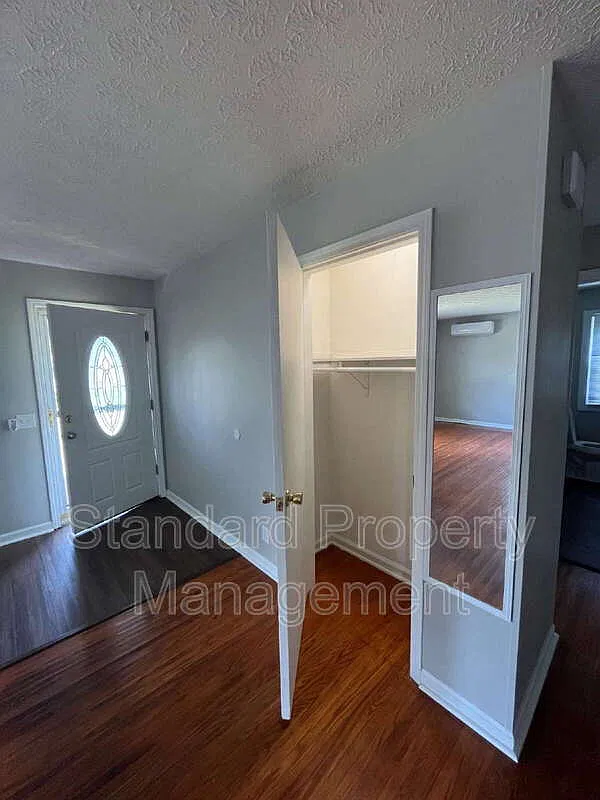3 bed, 1.0 bath, 1556 sqft, $2,600 — Photo 4