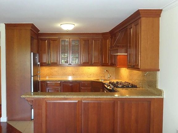 Custom Kitchen w/peninsula