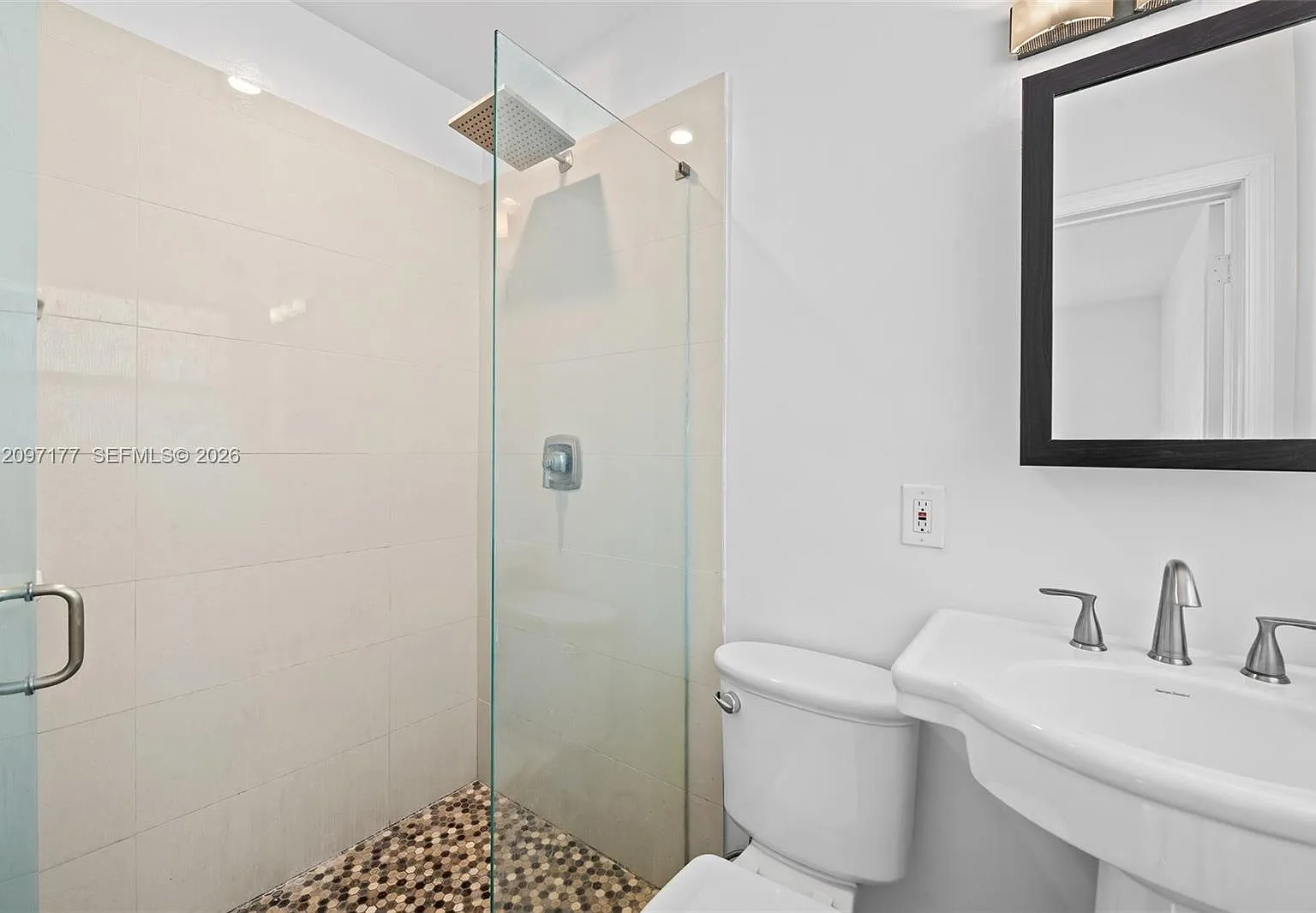 3 bed, 2.0 bath, 1354 sqft, $4,750 — Photo 3
