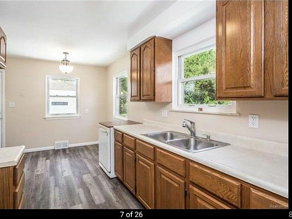 3rd image of 27576 Mackenzie Dr
