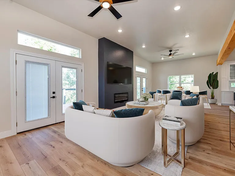 153 Bending Oaks Ln — Photo 2