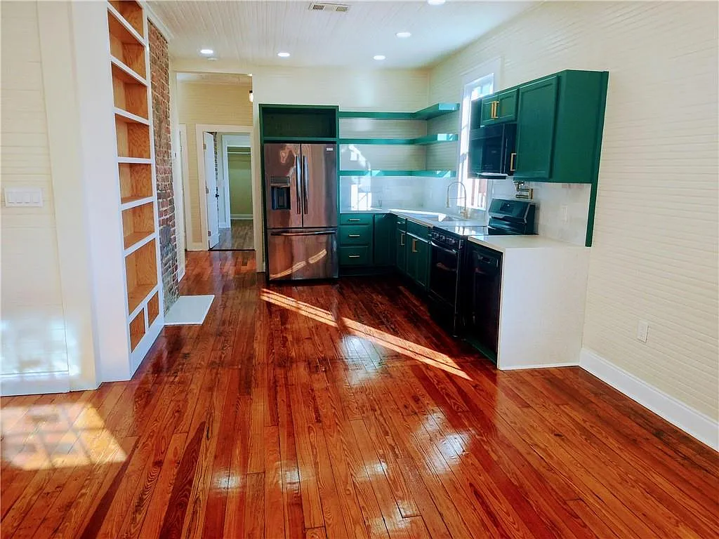 3 bed, 1250 sqft, $2,300 — Photo 3
