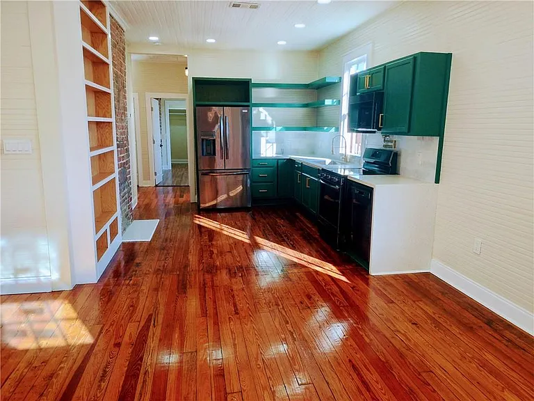 2717 Loyola Ave — Photo 3