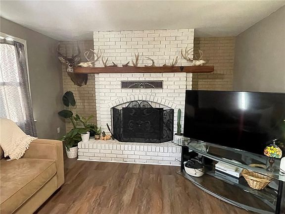 3rd image of 305 Wilson Blvd