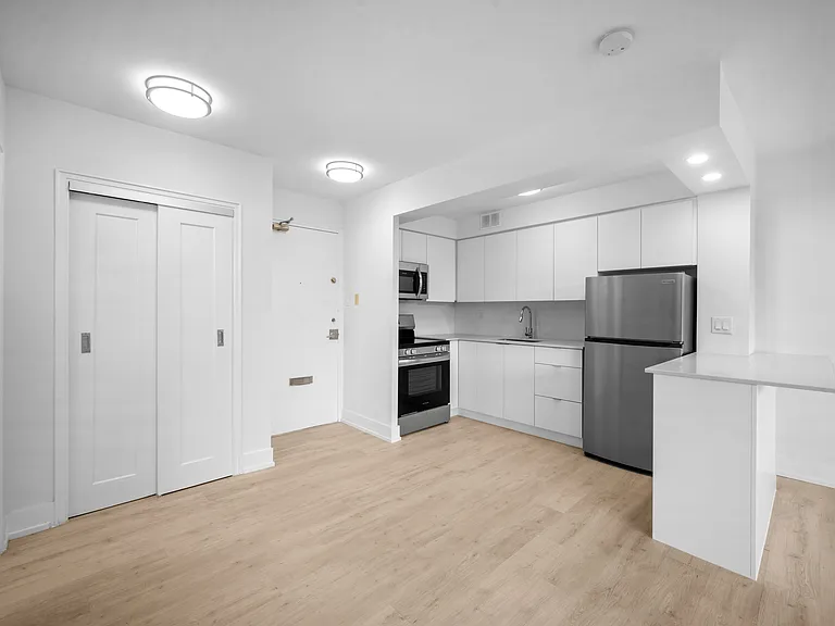 33 Erskine Ave — Photo 30
