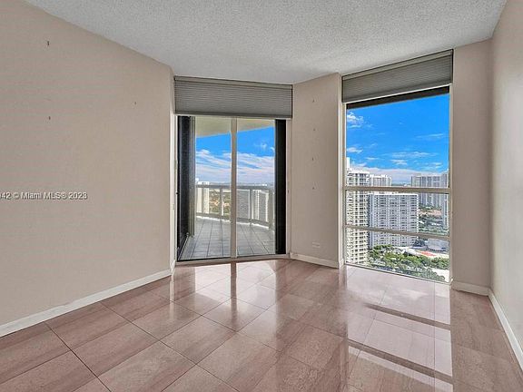 4th image of 20191 E Country Club Dr APT 2702