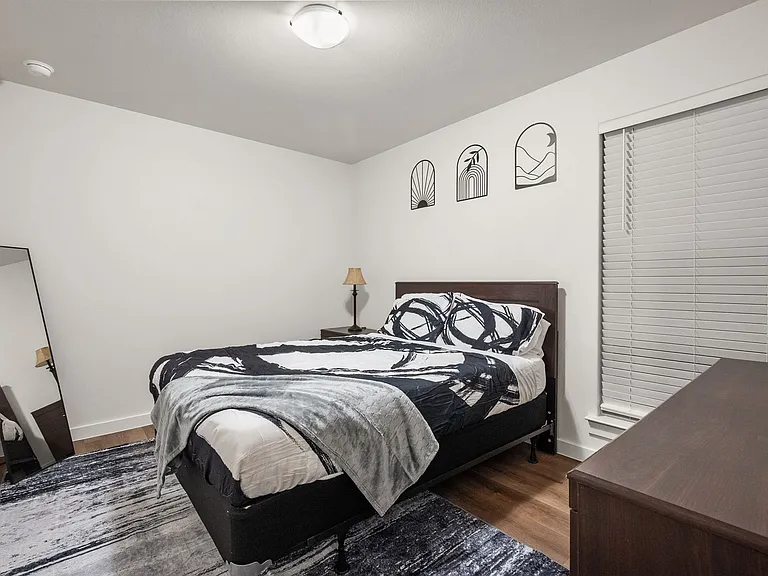 2515 Kenwood Ave — Photo 9