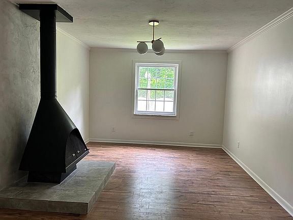 3rd image of 3922 Greenleaf Ave