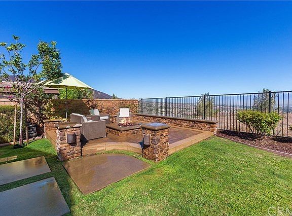 Elevated fire pit viewing deck