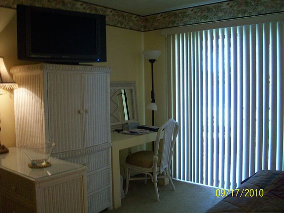 TV & desk in efficieny