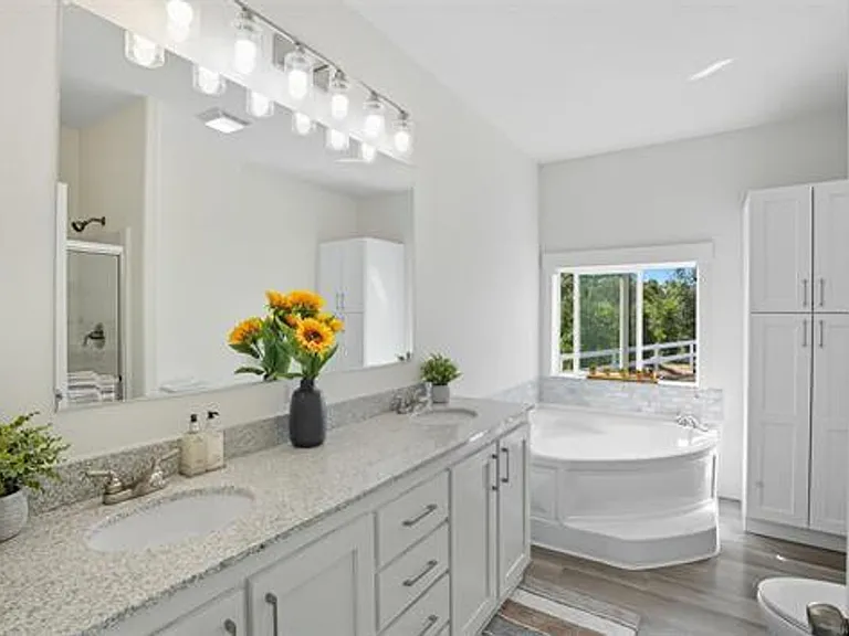 2080 Curtis Dr — Photo 12