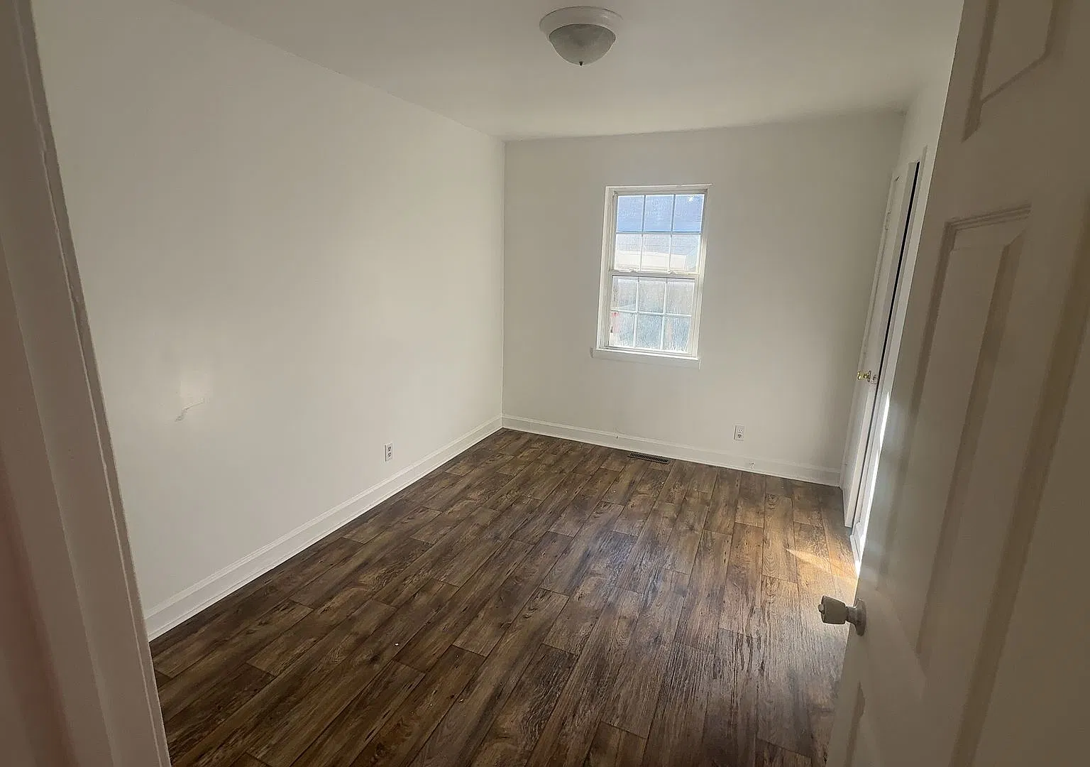 Available Now Cute 2 bedroom 1 bathroom duplex — Photo 3