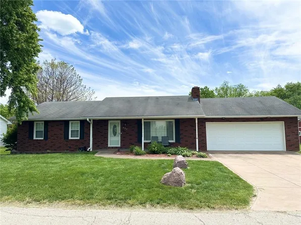 802 W Duncan Dr, Savannah, MO 64485