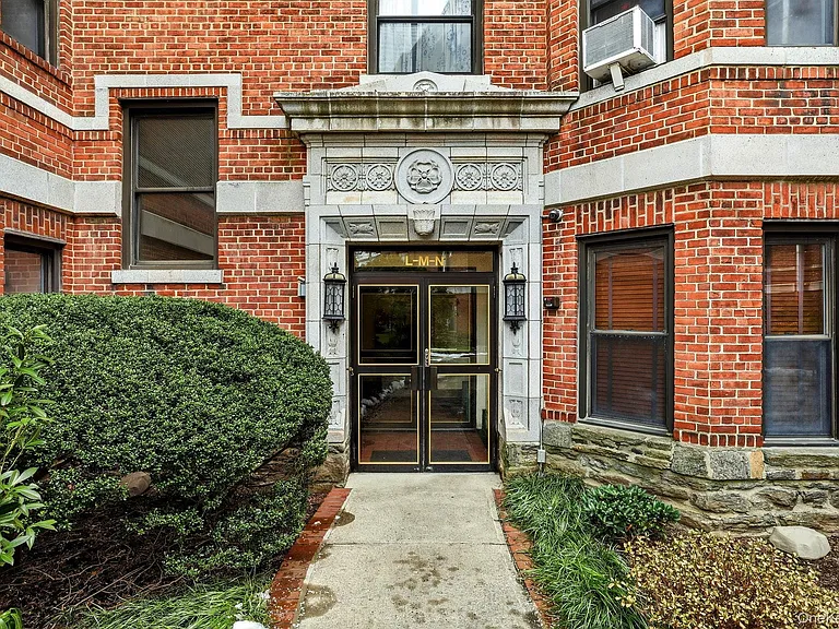 11 Alden Rd #1M — Photo 2