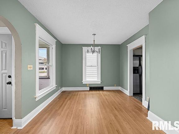 3rd image of 2027 College Ave