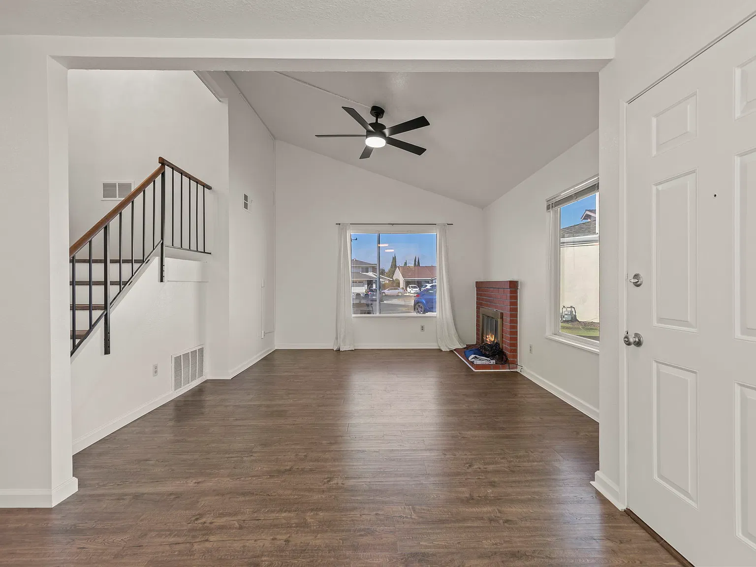 4 bed, 1599 sqft, $4,795 — Photo 4