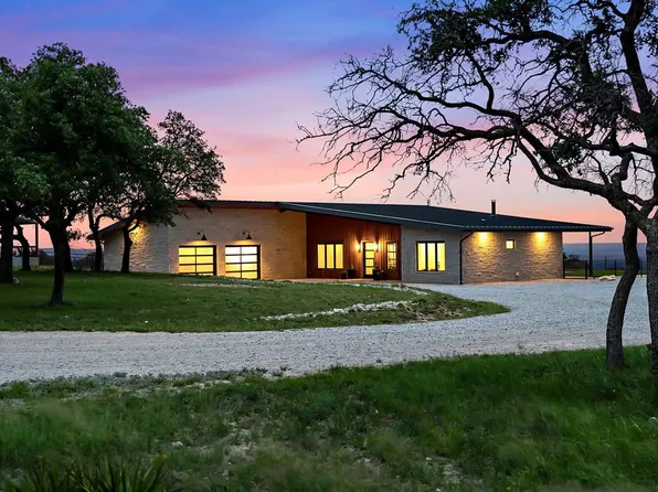 2058 Axis Cir, Fredericksburg, TX 78624