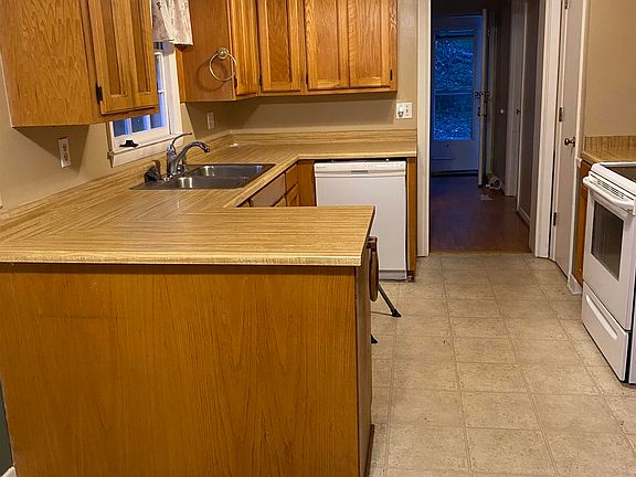 4th image of 104 Charlesworth Ave